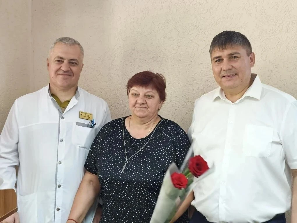 Глава города Владимир Крутников поздравил ессентукских медиков
Сегодня Глава города Владимир Крутник