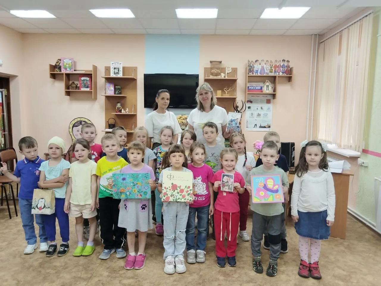 Сегодня мы с ребятами "Мечтателями" посетили библиотеку. Мы познакомились с творчеством...