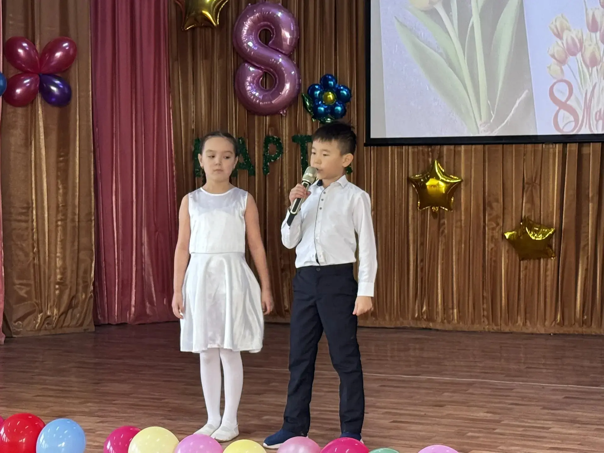 🌸 Самым любимым и нежным посвящается: праздник во 2 «В» классе! ✨  Сегодня в нашей школе было по-осо