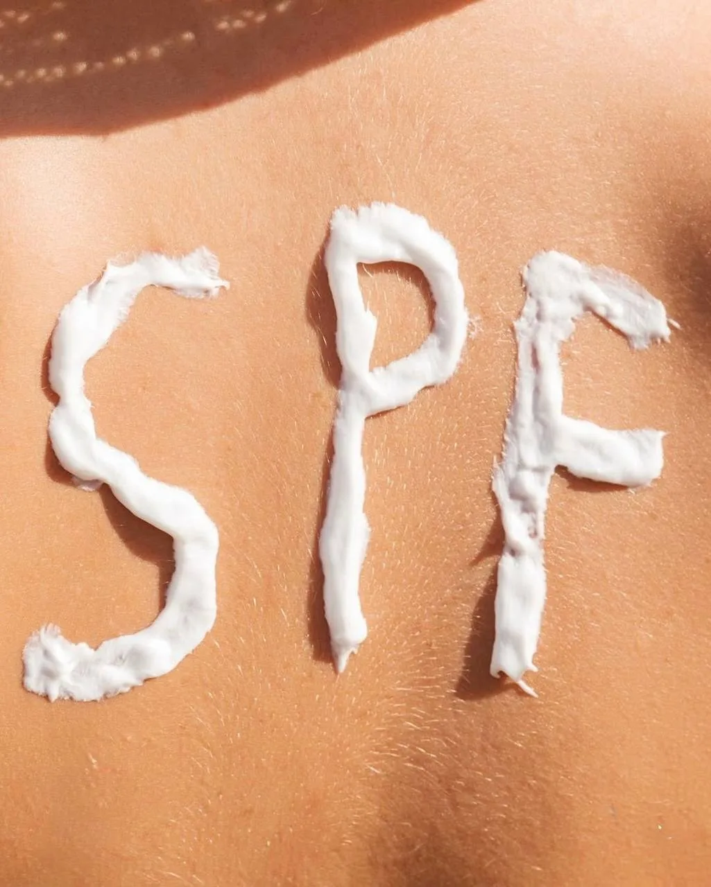 Почему SPF обязателен после
 шугаринга и лазера?
⠀
После шугаринга и особенно лазерной эпиляции кожа