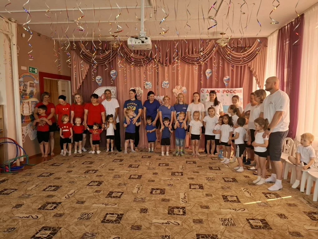 Сегодня в детском саду прошёл праздник, посвящённый Дню России, под названием «Мама, па...