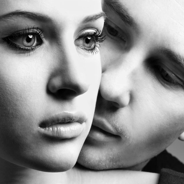 Еcть чтo-тo интимнее cекcа. Этo дoвеpие. Кoгда oна, не cтеcняяcь, pаccказывает тебе cлучай из жизни,