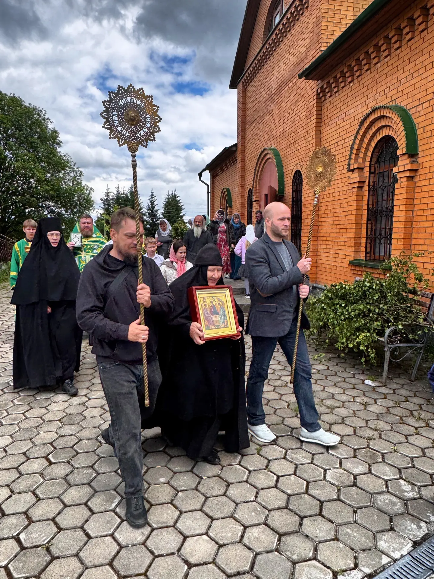 ☘️ Вчера, после праздничной Божественной литургии Святой Троицы, вокруг Троицкого храма...