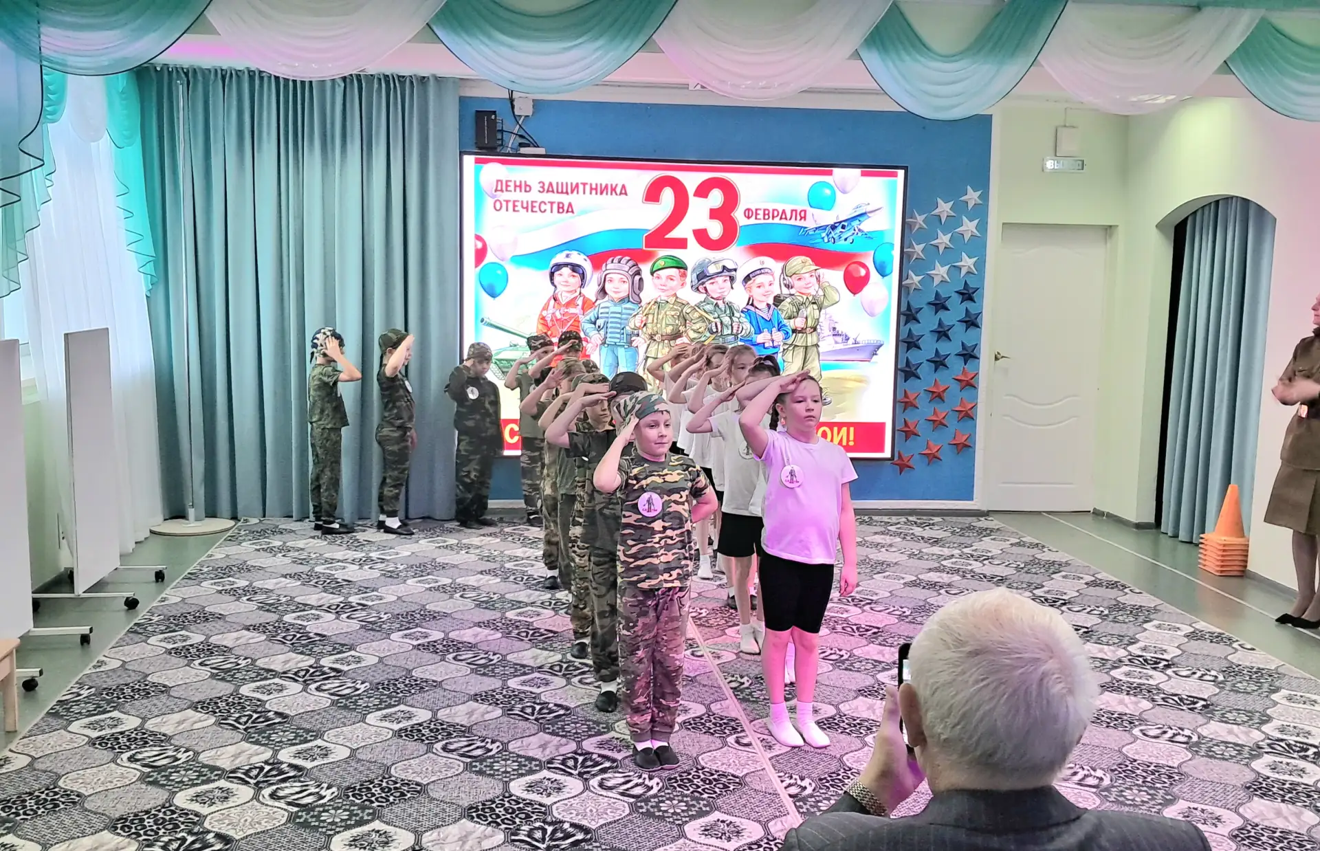 🇷🇺 Сегодня, с Днём защитника Отечества, поздравляли своих пап и  дедушек ребята подготовительной к