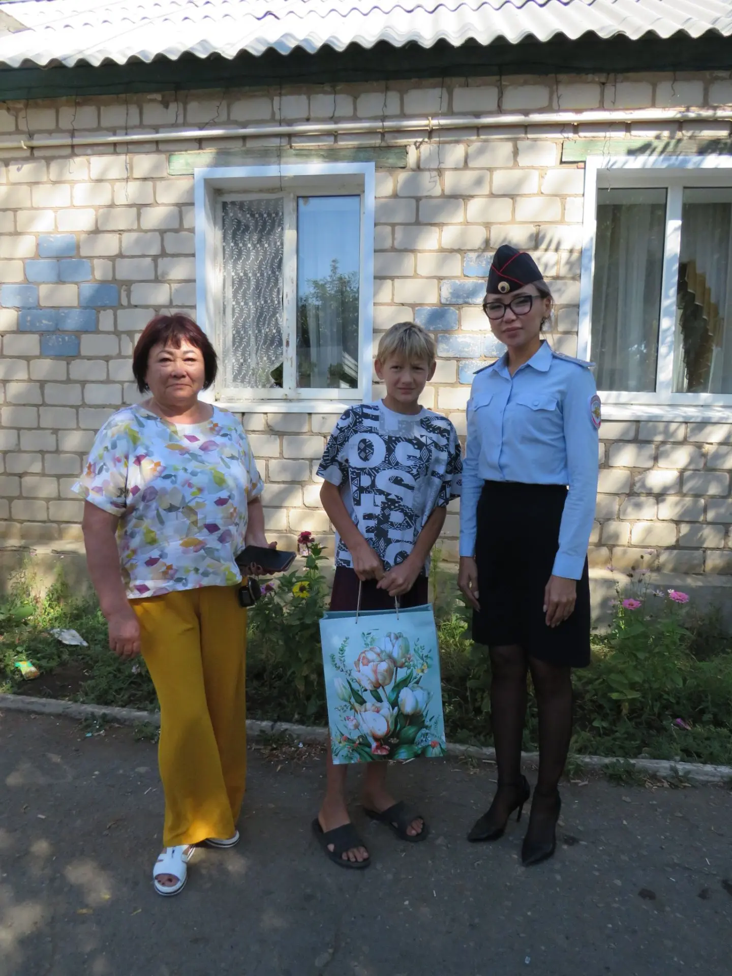 Домбаровские полицейские и общественный совет приняли участие в акции «Соберем ребенка ...