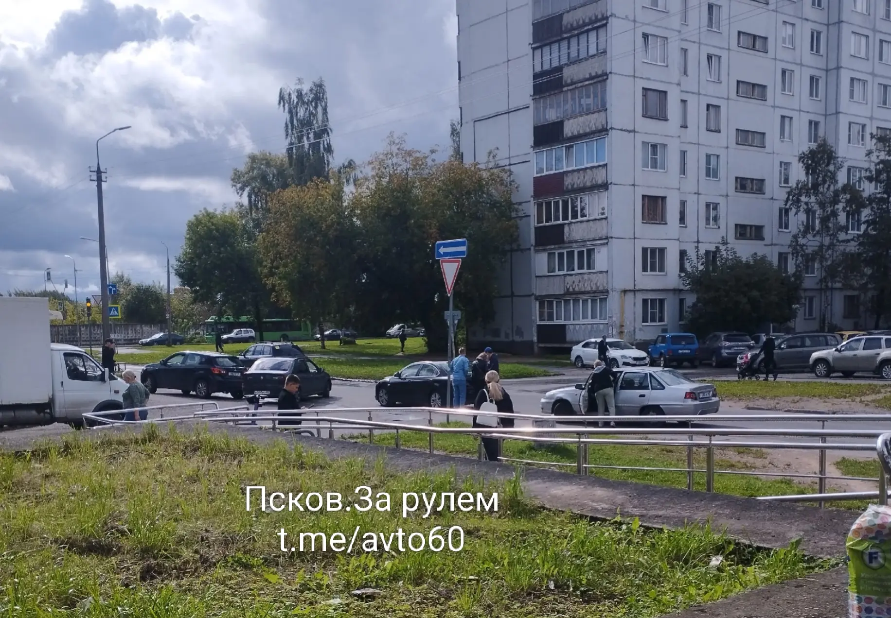 На Западной ДТП. Пишут, что затруднен выезд из дворов по Рижскому проспекту