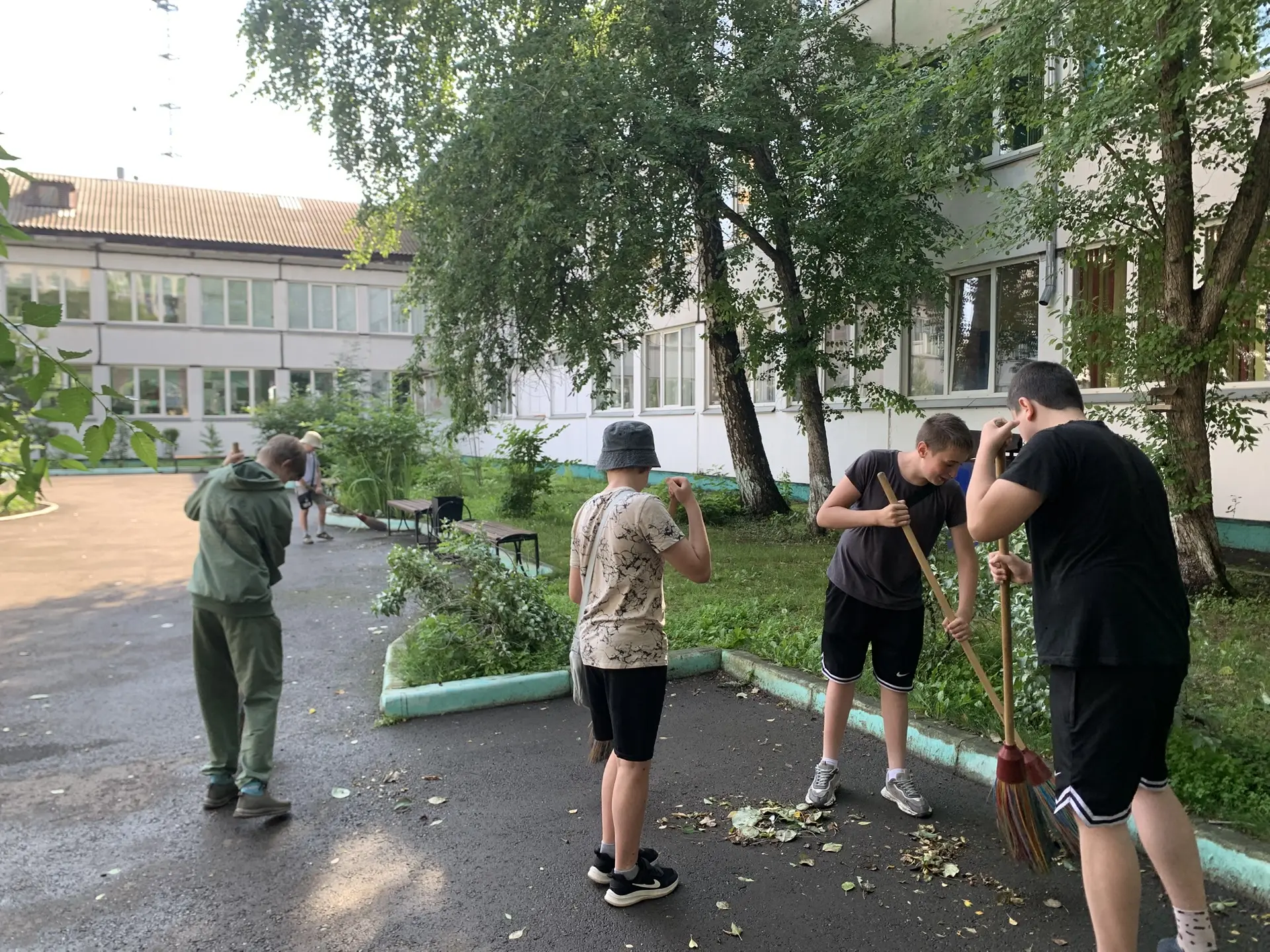 На этой неделе ребята отлично потрудились на благо нашей школы! Навели порядок: подмели двор, убрали