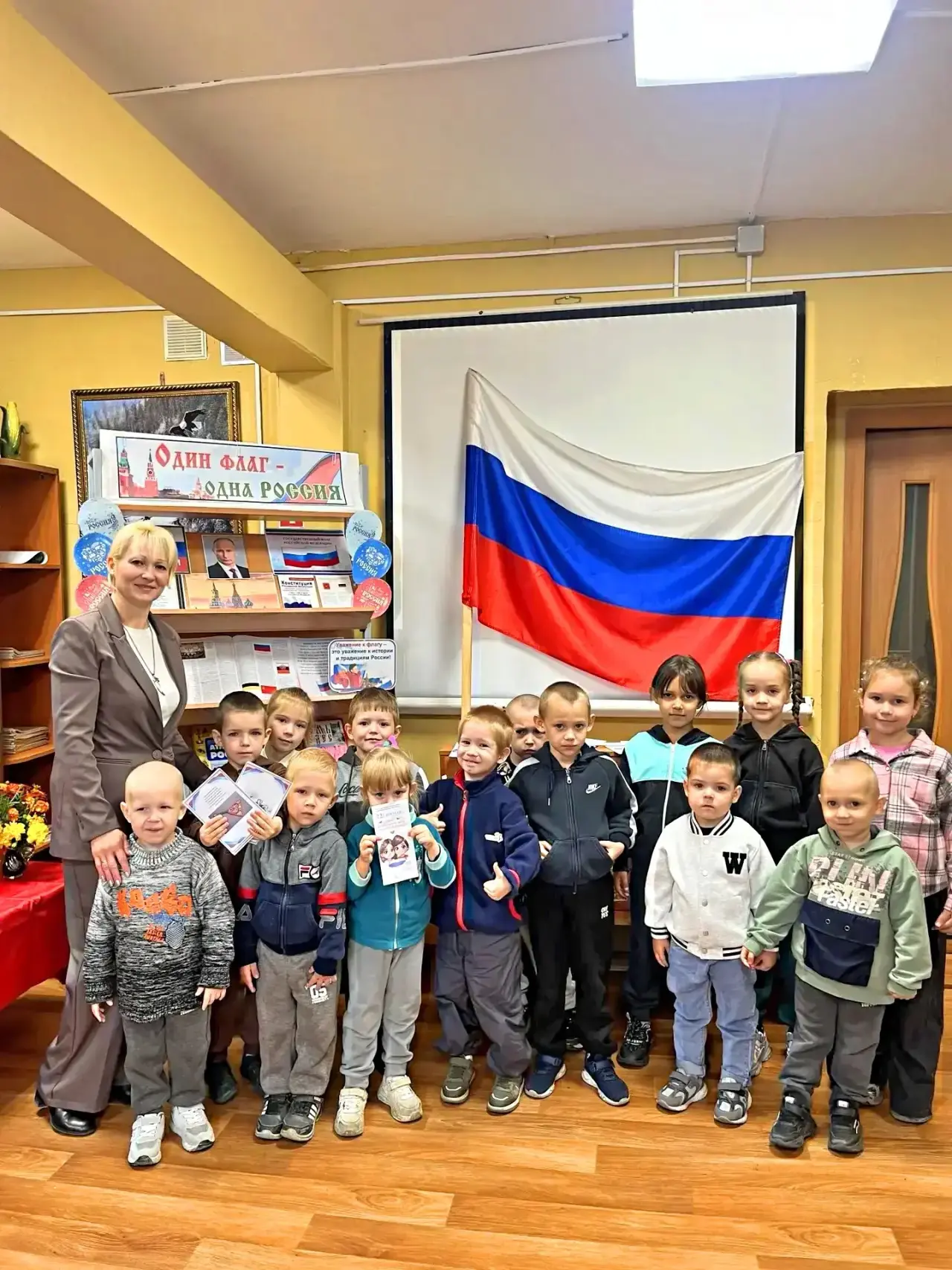 🤍💙❤️ МАЛЕНЬКИЕ ГРАЖДАНЕ БОЛЬШОЙ СТРАНЫ: ДОШКОЛЯТА В ГОСТЯХ У КНИЖНОЙ ВЫСТАВКИ