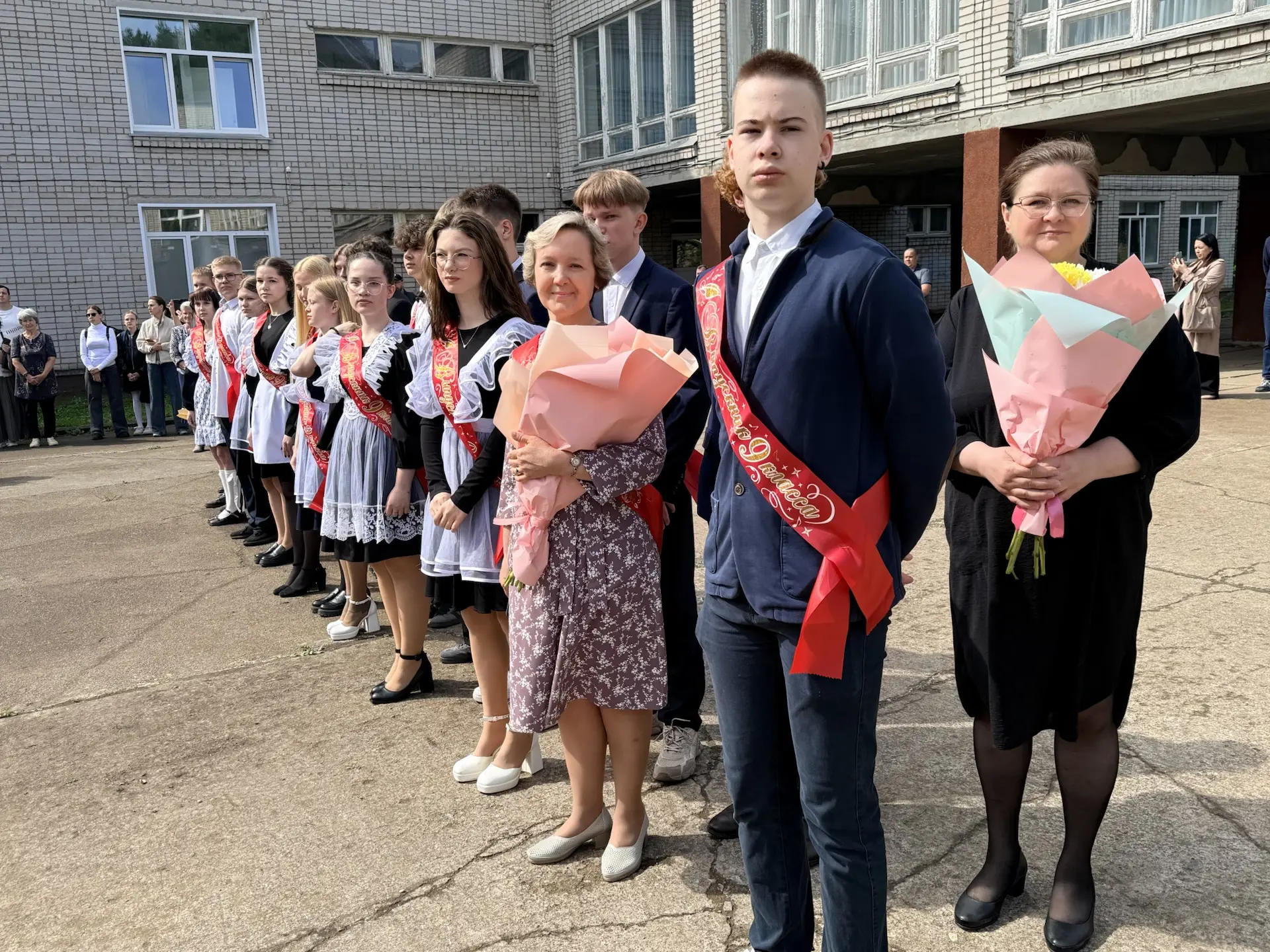 Сегодня для девятиклассников торжественно прозвенел 🎈 последний звонок — момент, наполненный и радос