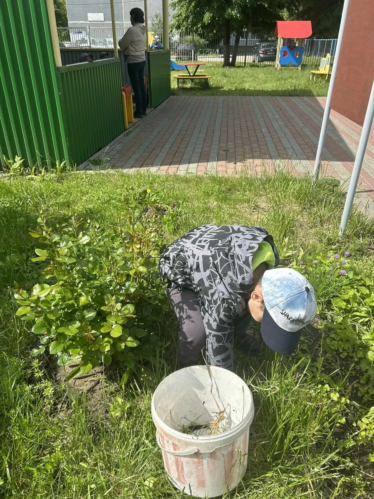 МАЛЕНЬКИЕ САДОВНИКИ🤗

На участке детского сада кипит работа: юные помощники ухаживают за цветниками