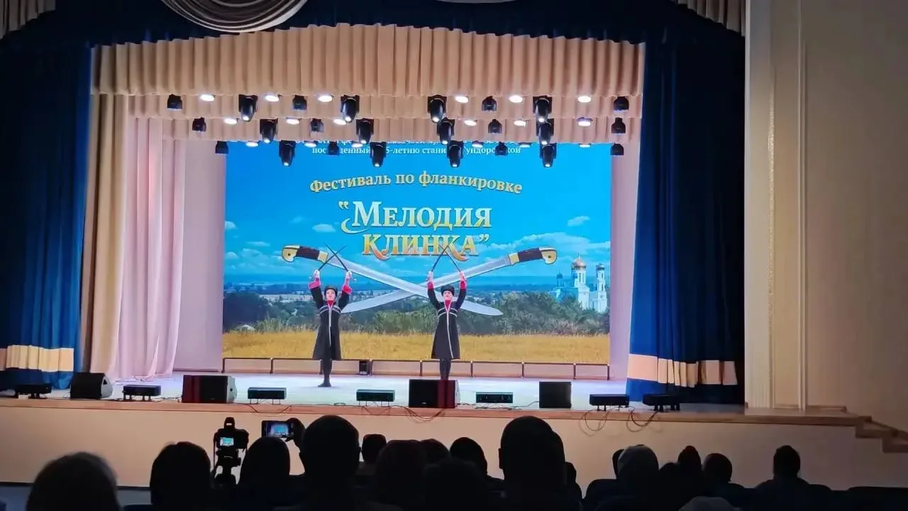 ⚔💥Две участницы народной студии восточных танцев «Нейла» Луганского Дворца культуры вы...
