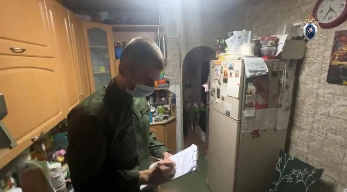 Мать зарезал, а сестру ударил кирпичом.