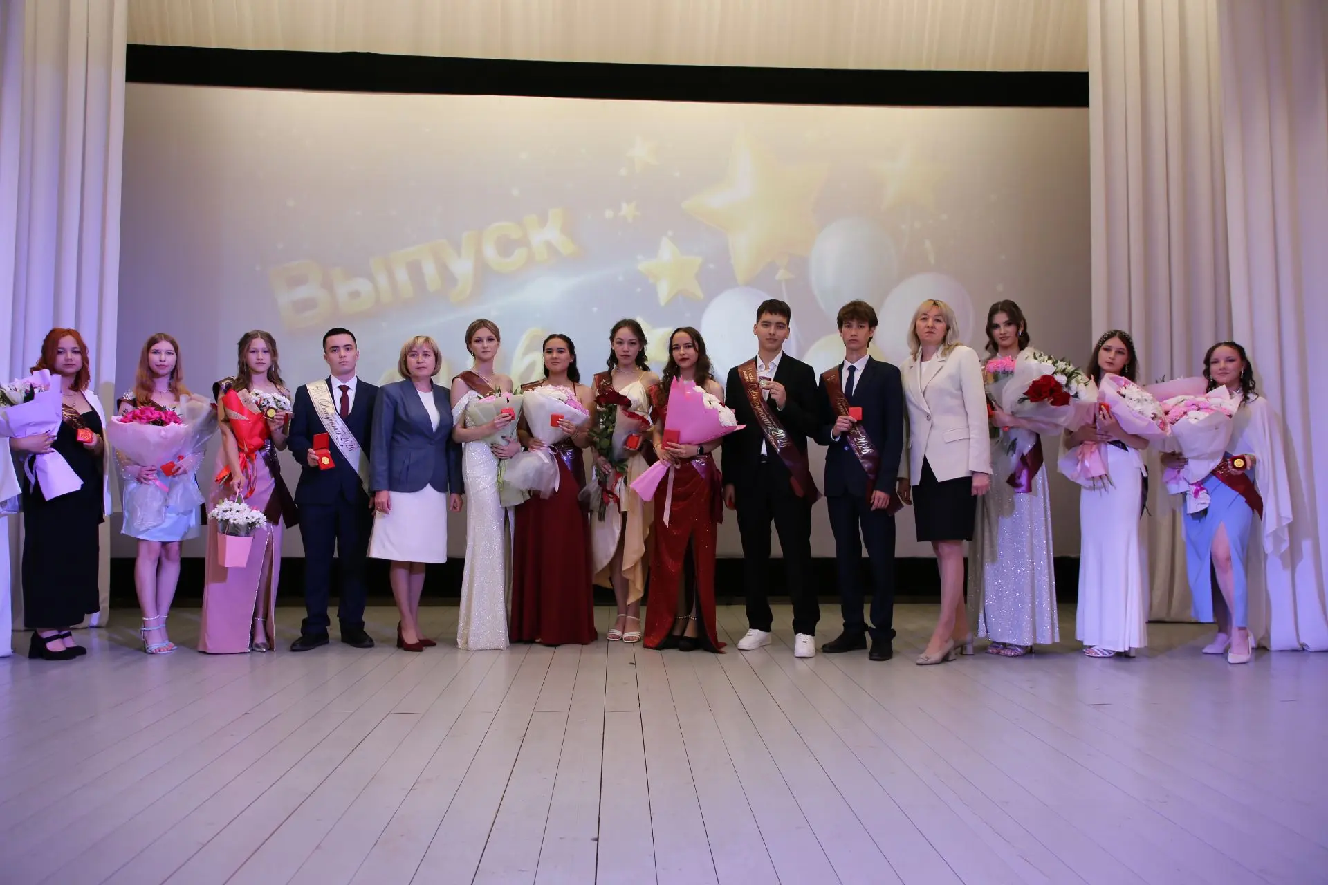 🎉Сегодня — День молодёжи! И наши выпускники — главные герои этого дня.