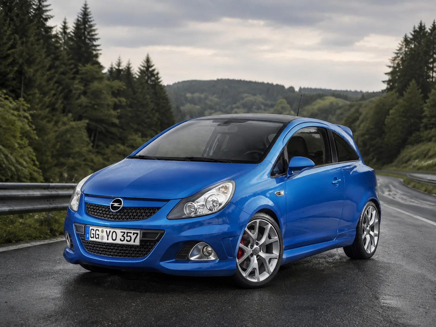 Opel Corsa OPC в ярком синем. AI-концепт на мокрой лесной дороге в Германии: холодный с...