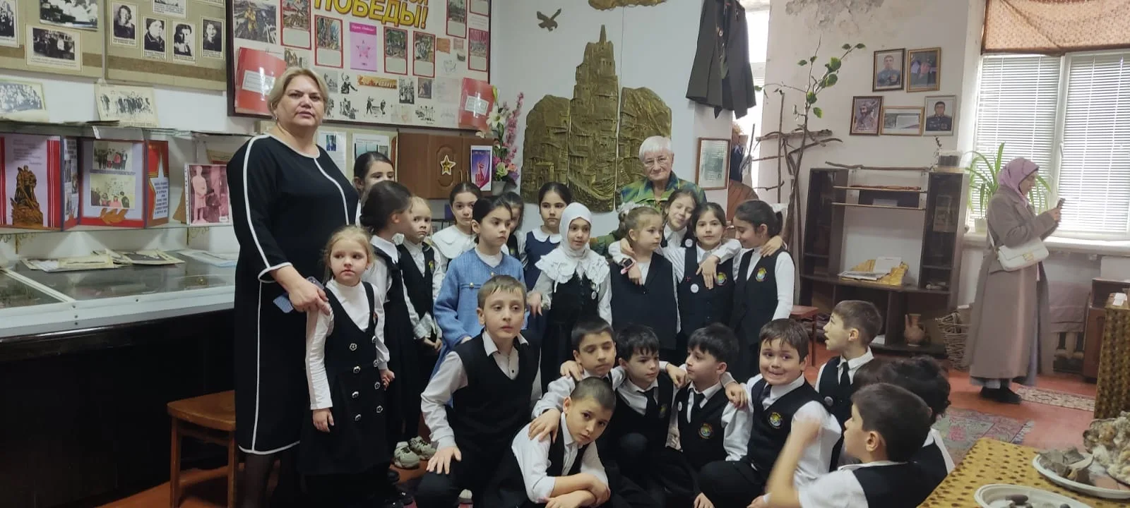 18 марта в школе прошла акция , посвящённая воссоединению Крыма с Россией.  1 «Б» класс вместе с кла