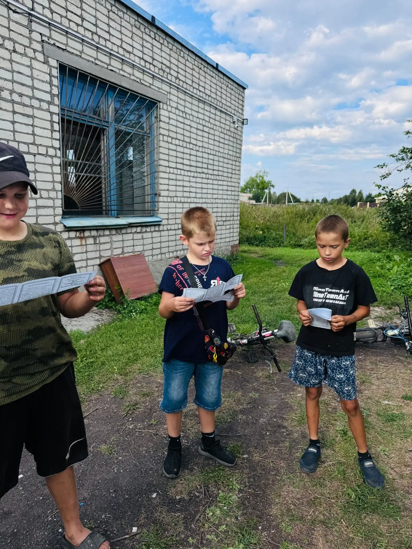 В День Государственного флага Российской Федерации юные читатели библиотеки с.Б.Грязнух...