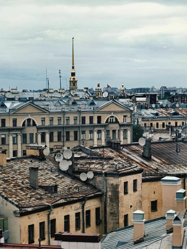 Главная сцена Санкт-Петербургского Книжного салона тепло приняла делегацию Дома поэзии ...