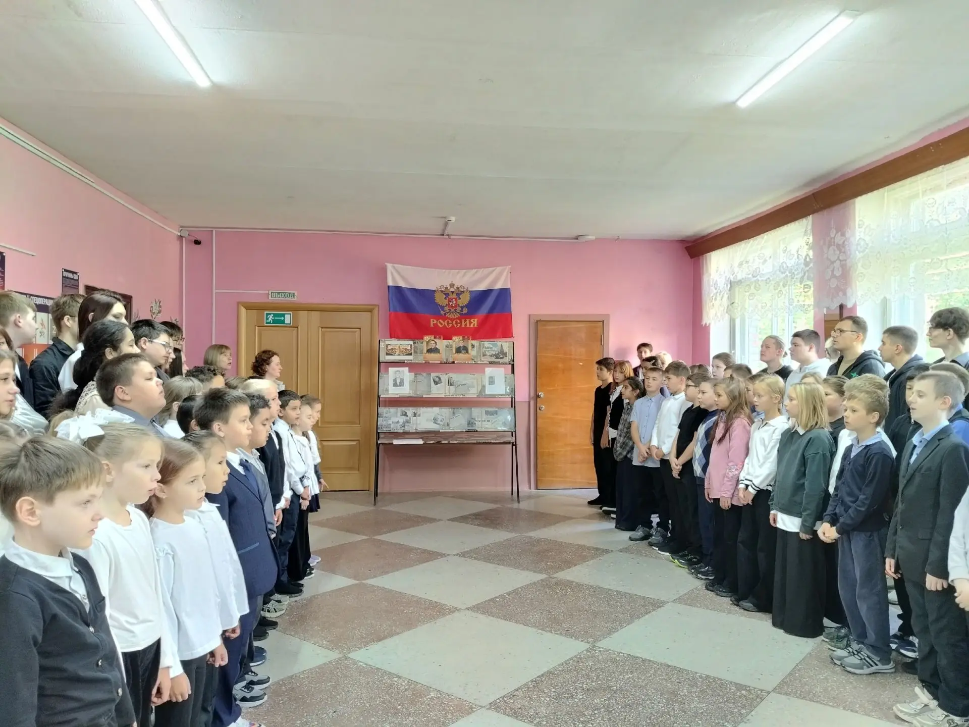 В понедельник наш день начался с поднятия флага и исполнения гимна на традиционной лине...