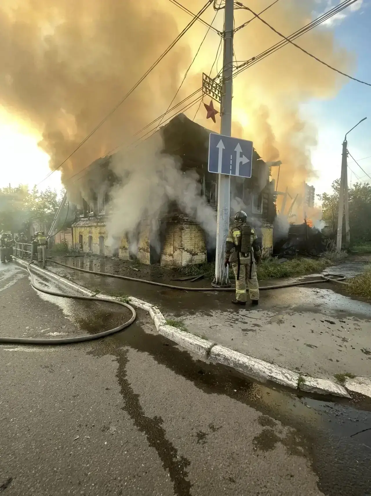 Пожарные локализовали возгорание в  Оренбурге 

⚡На улице Рыбаковской, 36 загорелся нежилой двухэтаж