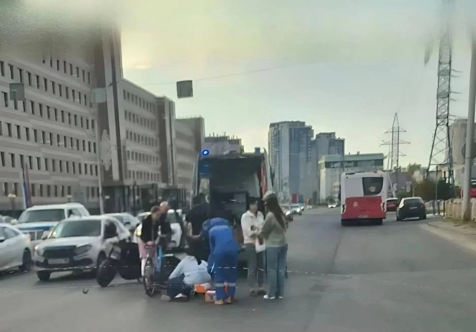 В Сургуте двое самокатчиков сбили женщину на пешеходном переходе рядом с городским авто...