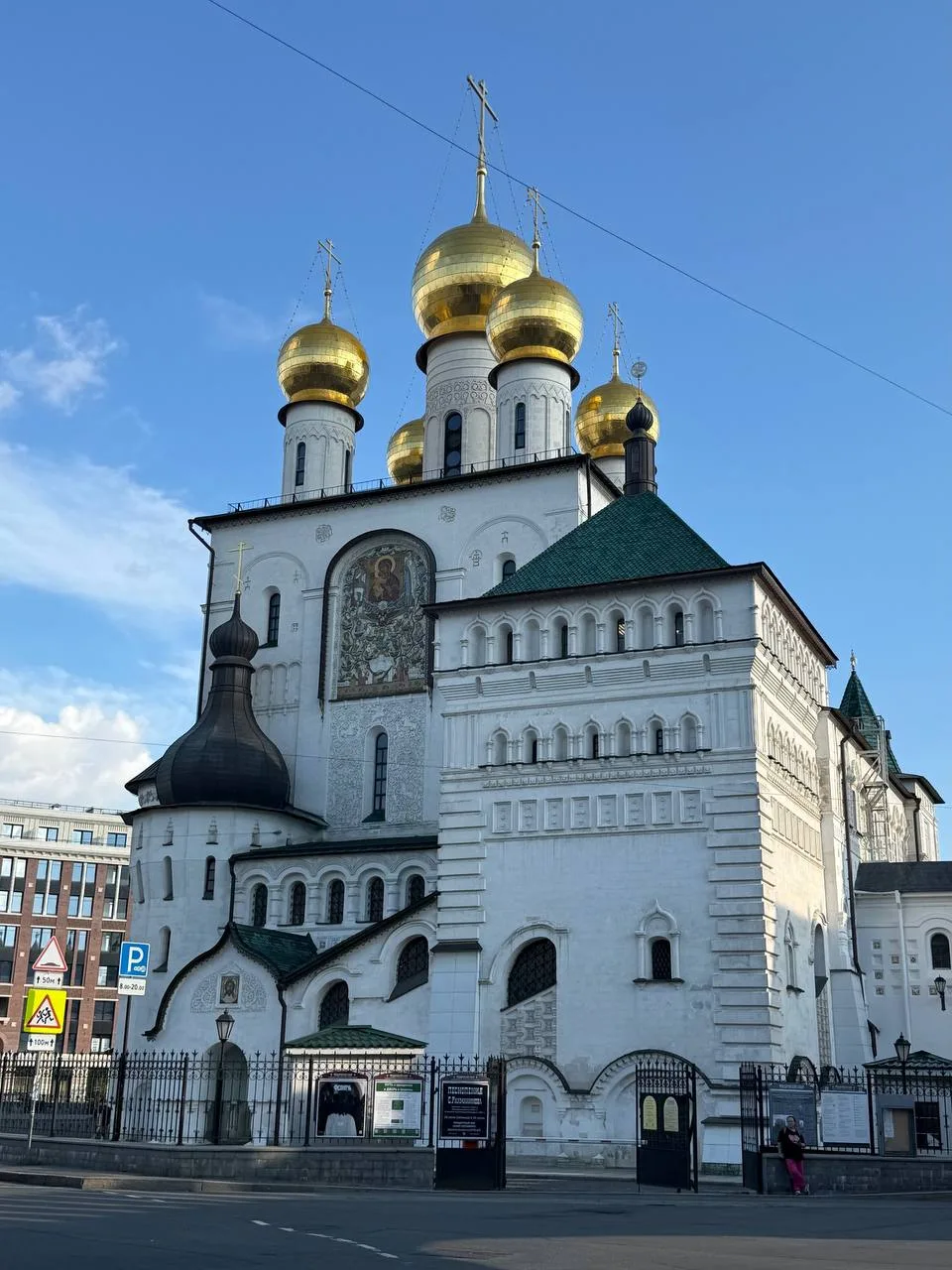 Кусочек Москвы в Петербурге 🇷🇺 

А вы знали, что в СПб есть место, напоминающее по архитектуре цен