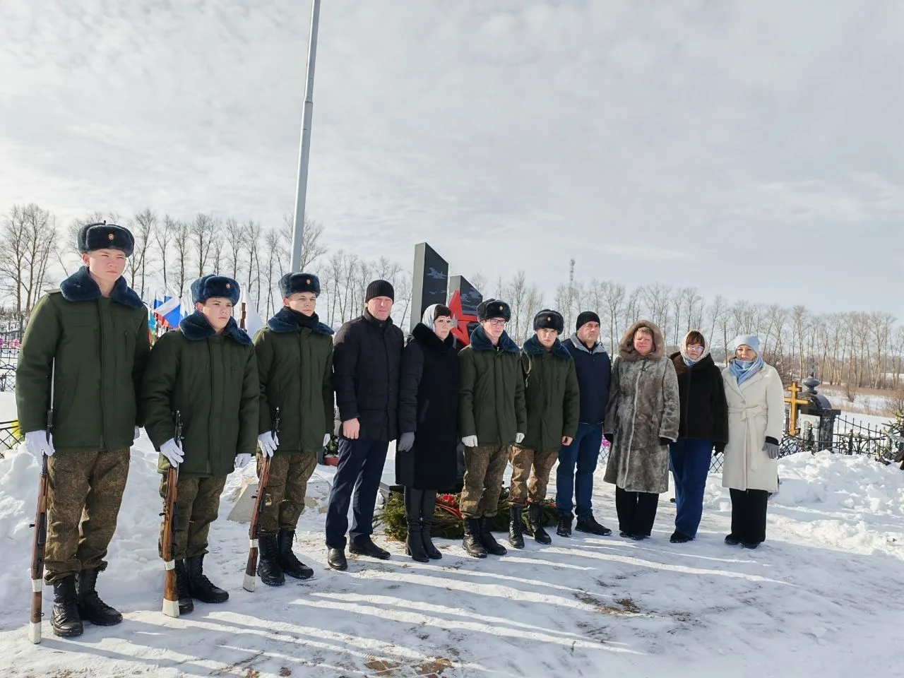 🇷🇺В День защитника Отечества прошла церемония возложения на площади Героев поселка Ме...