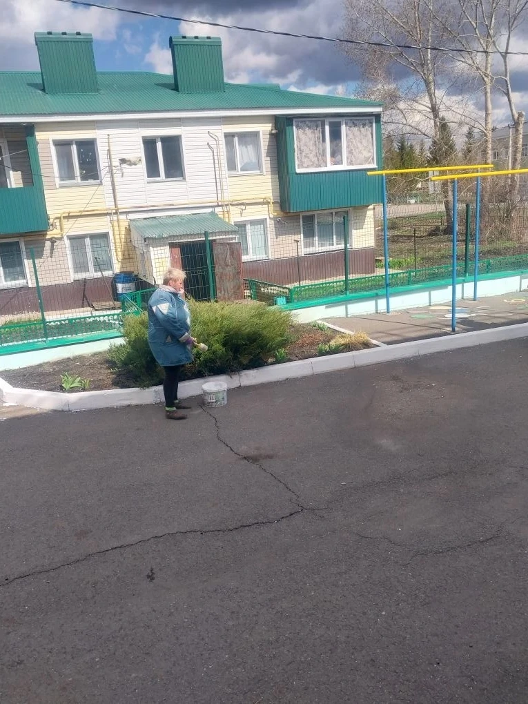 Наши сотрудники вышли на субботник! Наш коллектив принял активное участие в субботнике! Мы собрались