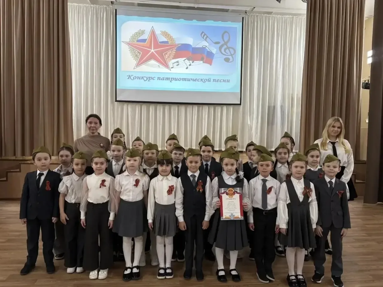 Битва хоров 🇷🇺🎶  Вчера в нашей школе прошел патриотический конкурс «Битва хоров»👏🏻  На сцене актовог