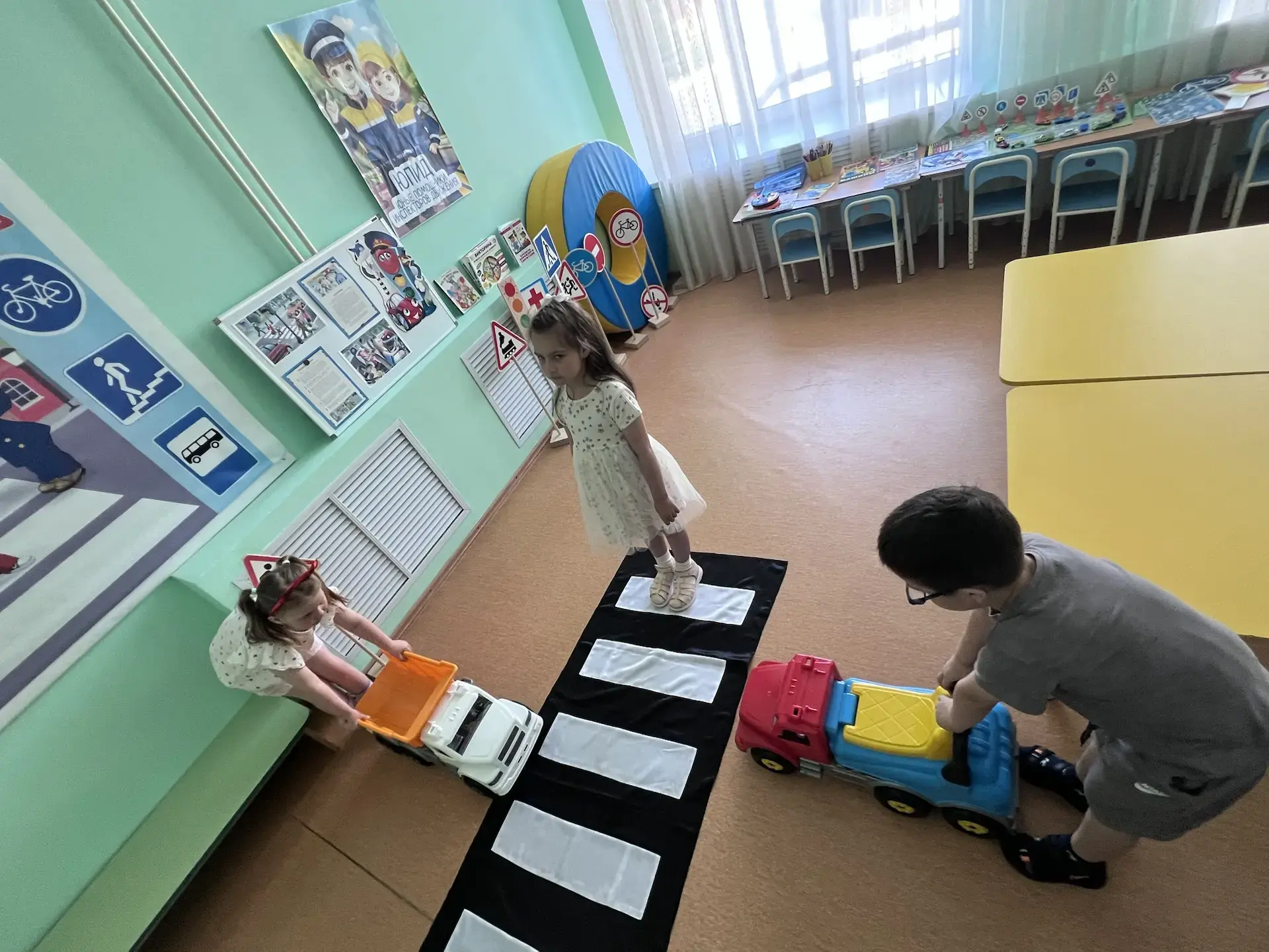 21 мая в  старшей группе №3 прошел «Единый день ПДД». Но мы не просто поговорили об этом, а отправил