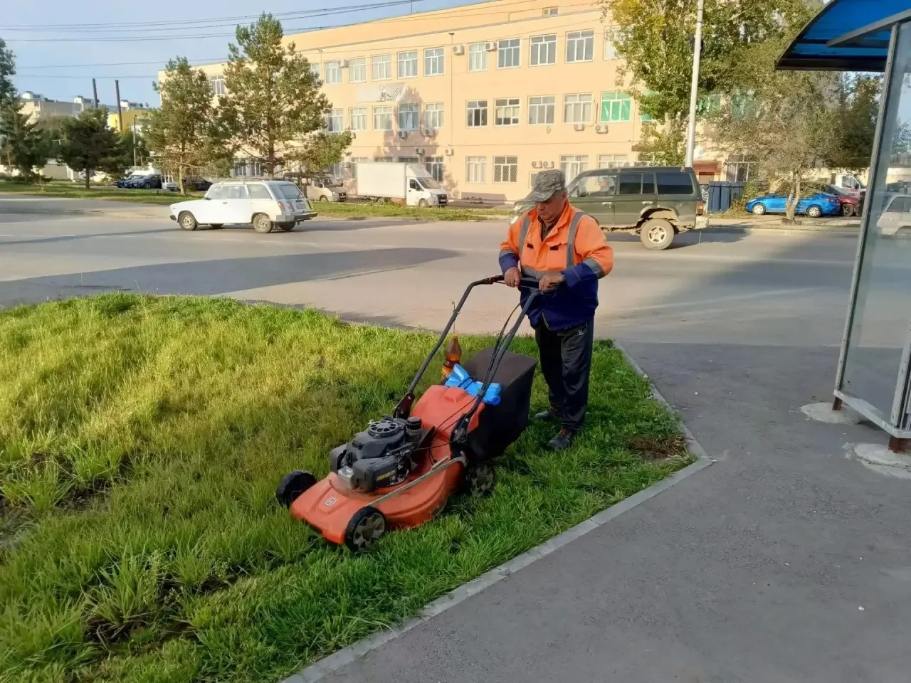 🧹Продолжается уборка территории района