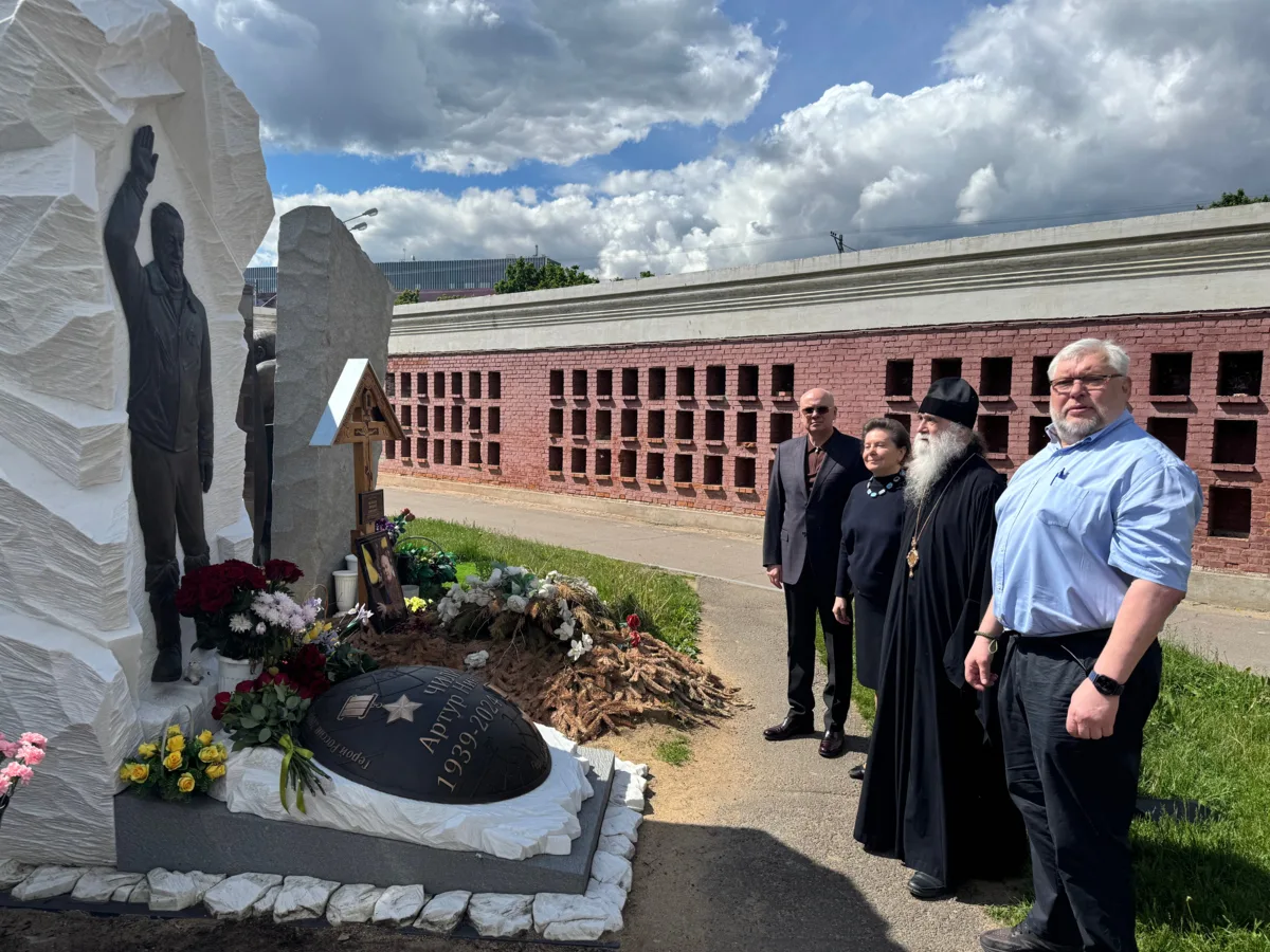 🥀Ассоциация полярников возложила цветы к памятнику Артура Чилингарова