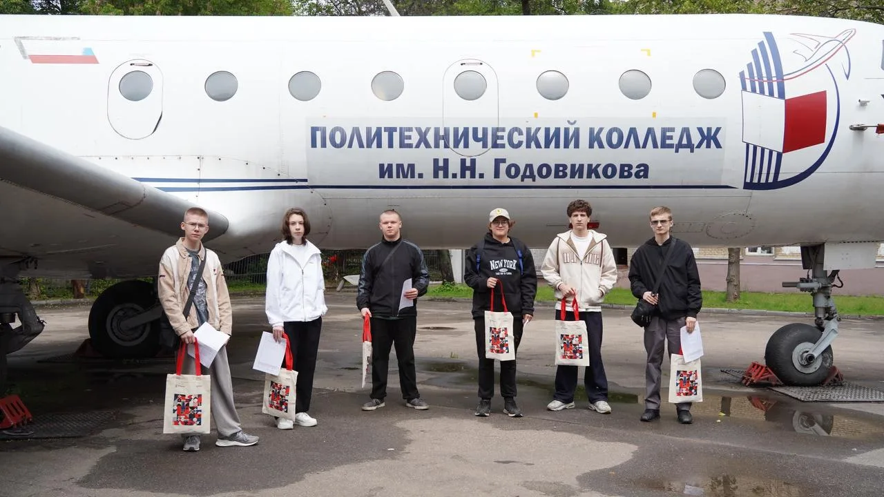 🌟 Местная достопримечательность у колледжа Головикова: самолёт Як-40К.

Интересно то, что он стоит 