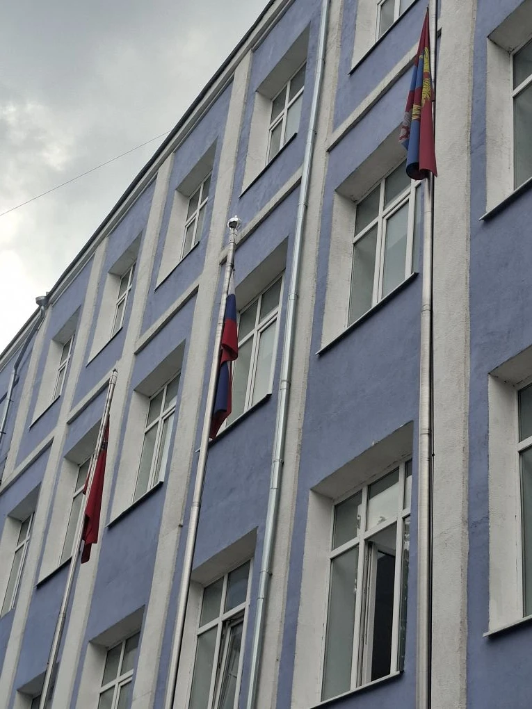 В МОУ Гимназии № 1 в преддверии Дня России (12 июня) проведена патриотическая акция «Флаг во дворах»