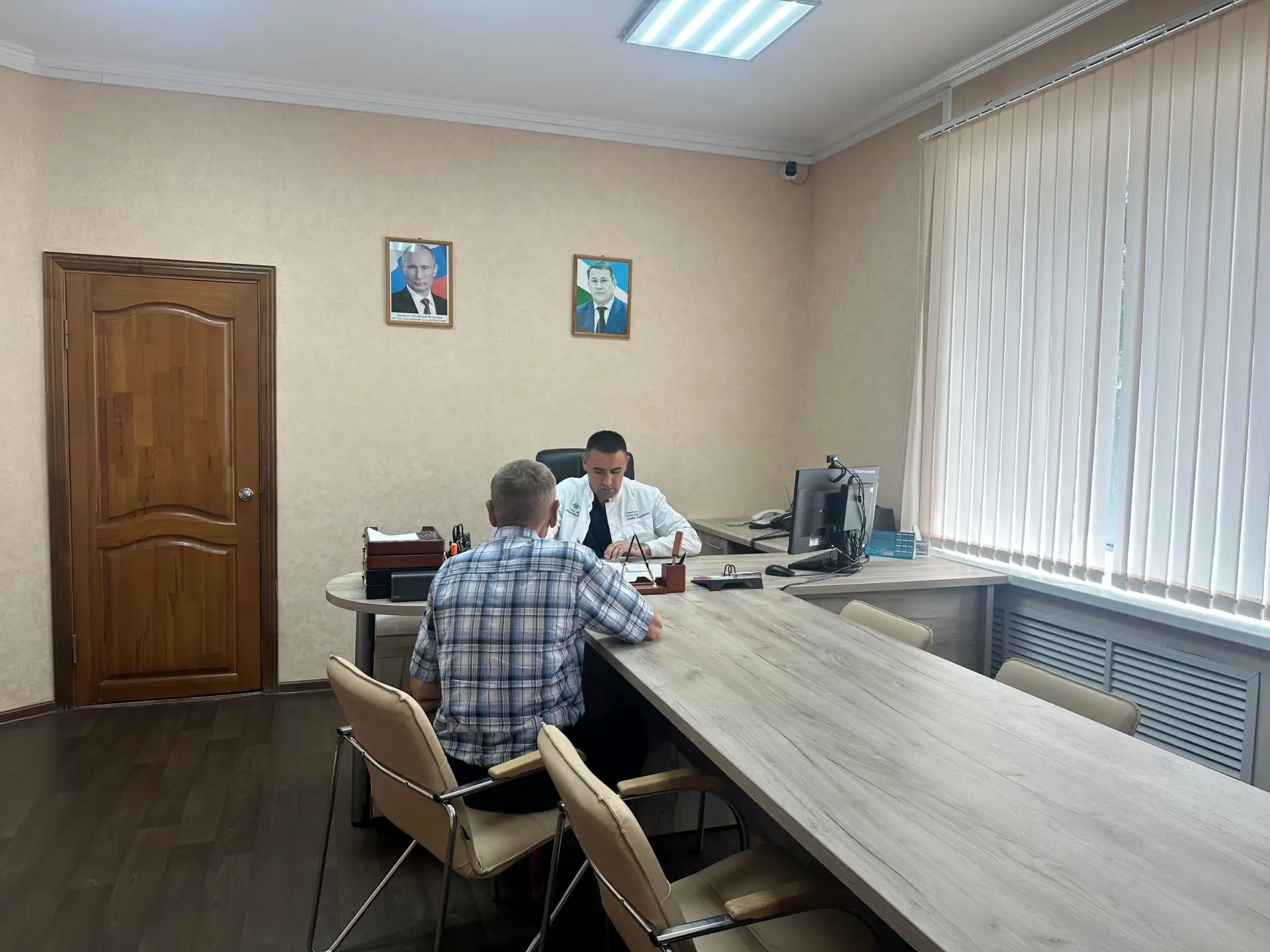 Главный врач Мелеузовской больницы Ильмир Ильдарович Кутлугужин провел прием граждан.