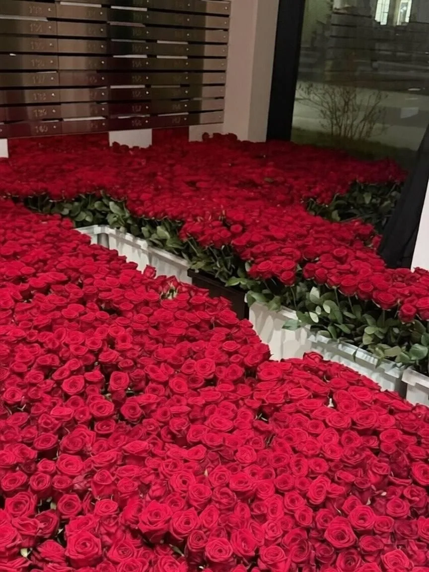 Мужчина в Москве потратил 70 млн рублей на миллион роз для возлюбленной.  Цветы заполнили весь первы