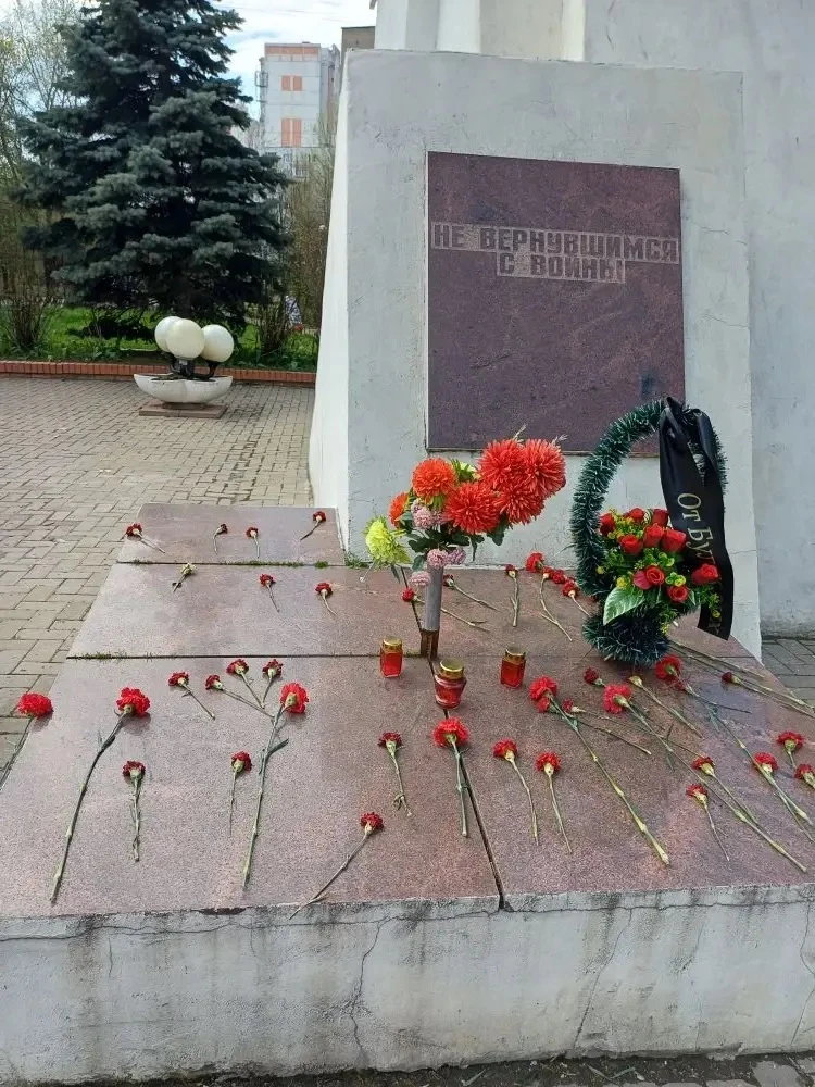 🏛️ Обучающиеся Гимназии № 24 заступили на Вахту Памяти у мемориала Воинам-интернационалистам В город