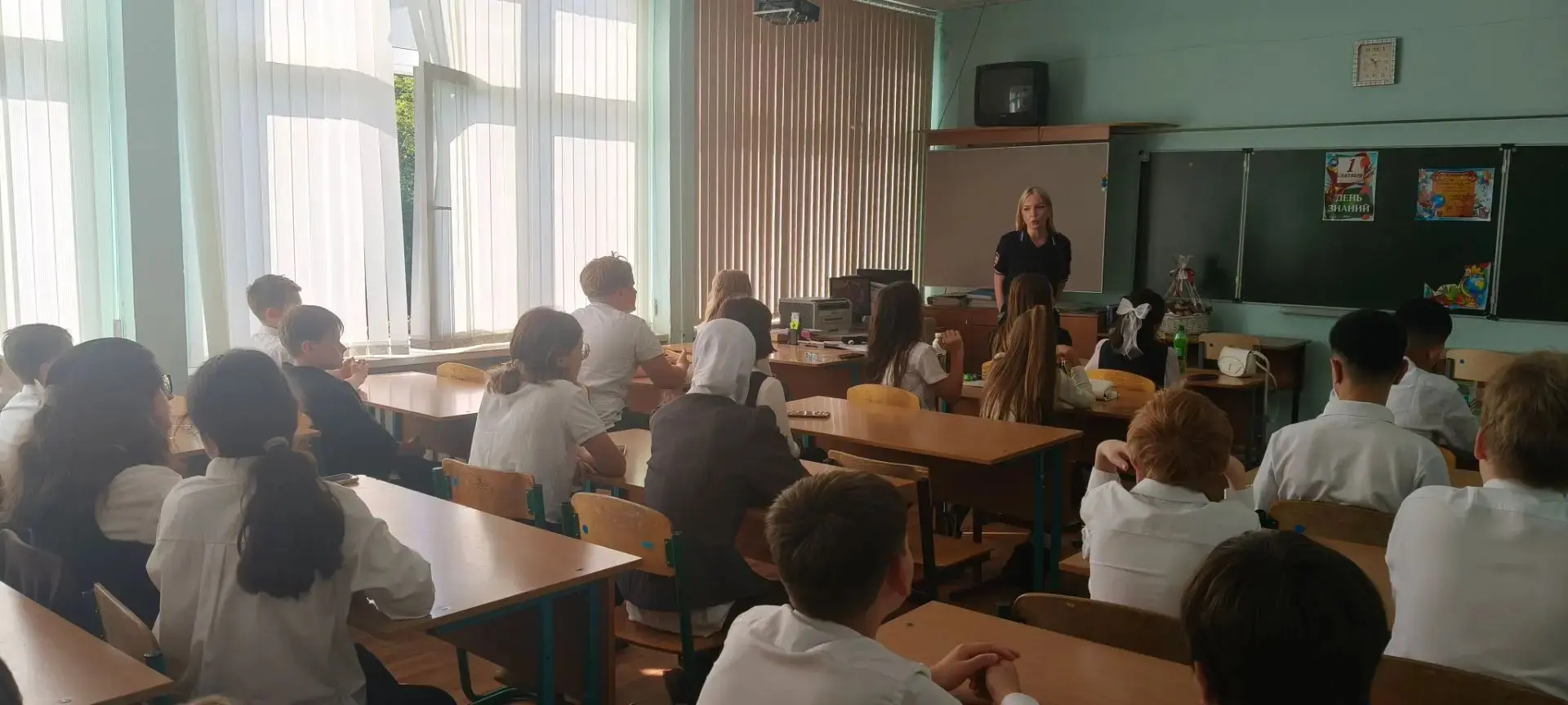 В рамках классного часа по безопасности с учащимися 6 "Д" класса (второй корпус школы) ...