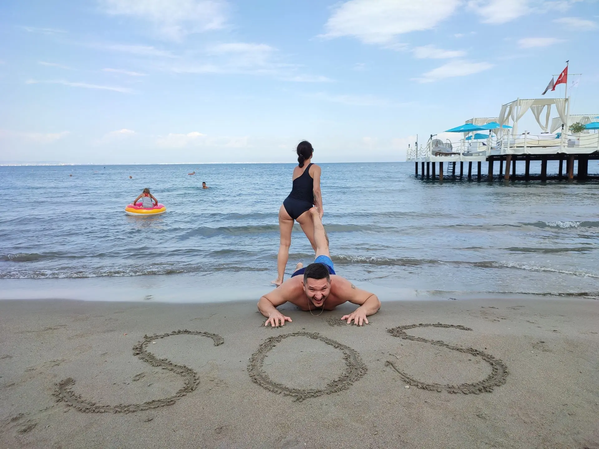SOS - это не "спасите наши души", а "спасите от супруги".