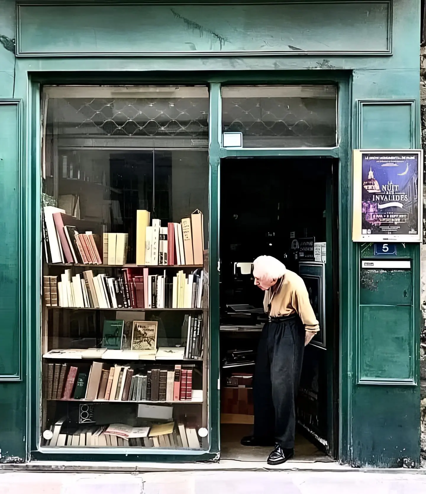 95-ти летний владелец книжного магазина в Париже