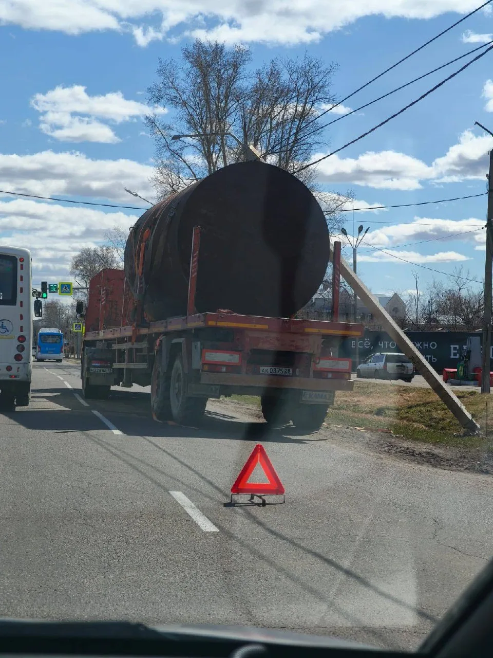 По улице Комарова покосилась опора линии электропередач  На улице Комарова в Свободном замечена серь