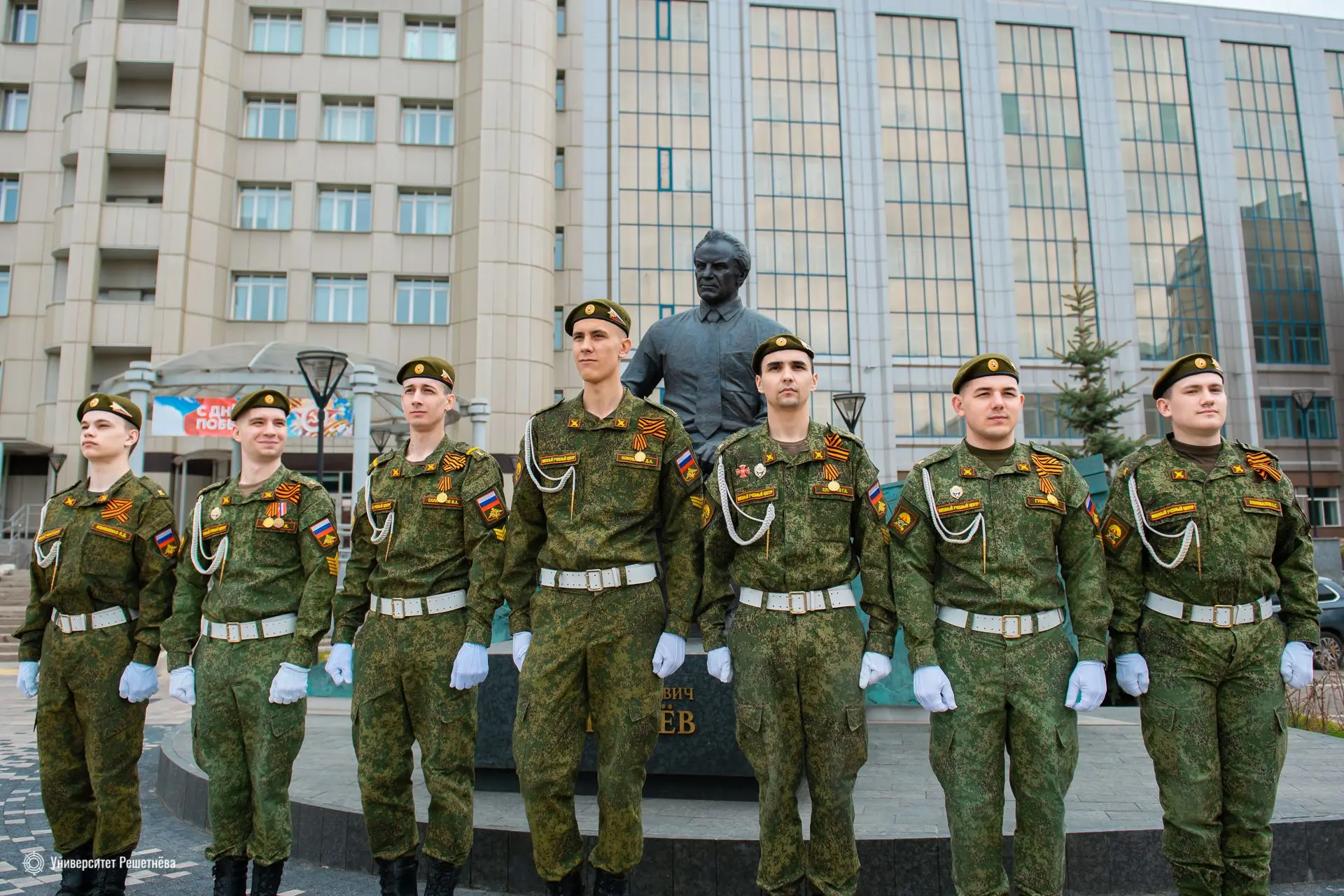 В День Победы курсанты Военного учебного центра Университета Решетнёва прошли в парадном марше по гл