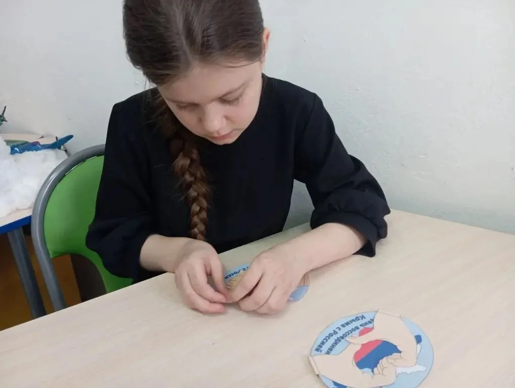 🇷🇺 В единстве наша сила!  По инициативе ШУС в школе прошла творческая акция, посвященная Дню воссоед