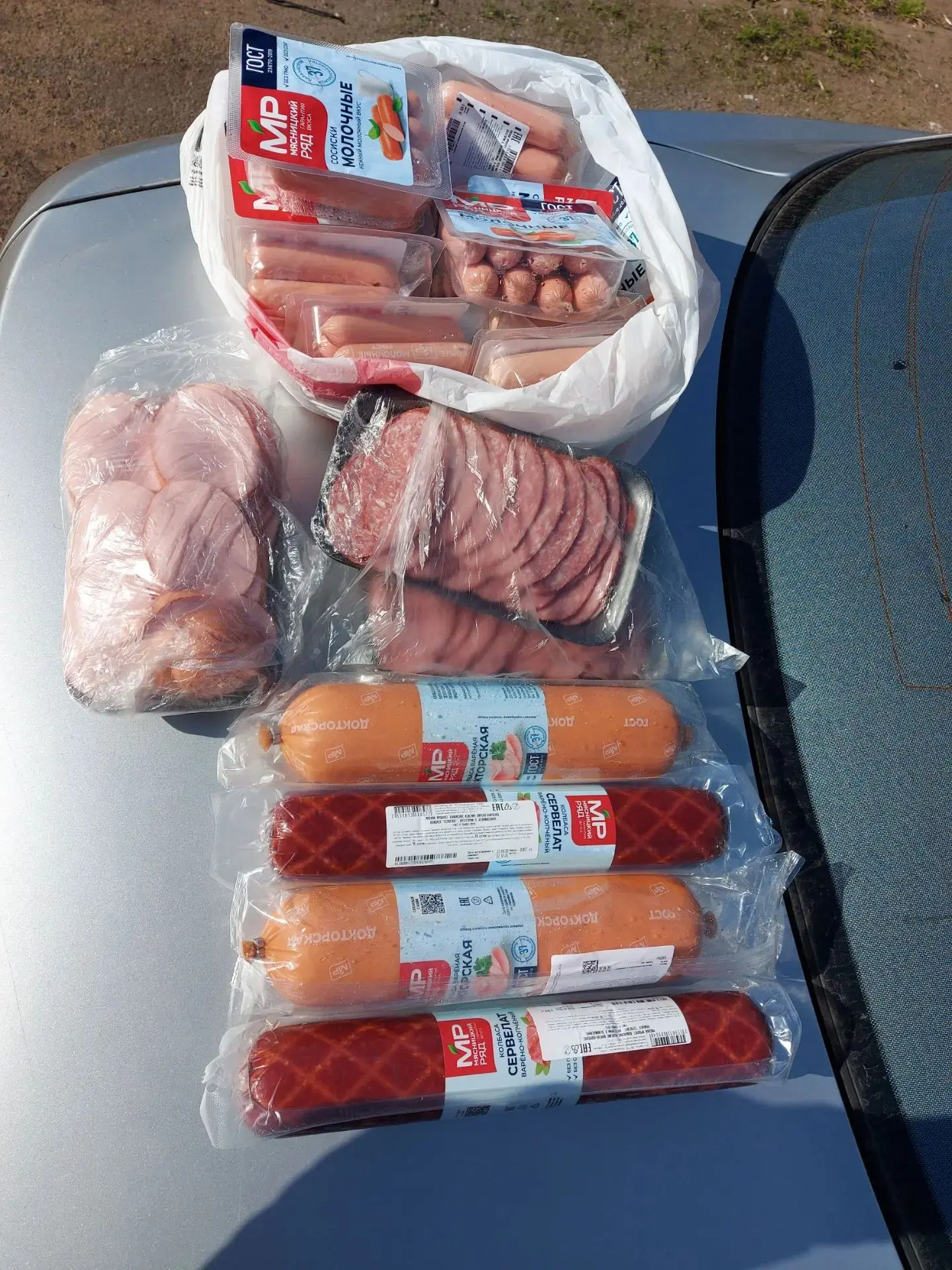 🥓 Закупили на собранные волонтёрами средства колбасы, сосиски и скумбрию для госпиталя.