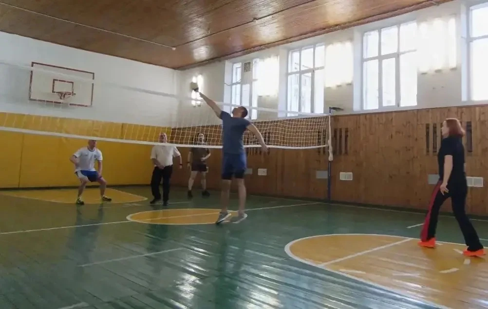 ВОЛЕЙБОЛ НА КАНИКУЛАХ🏐  🤾 Сегодня в нашей школе состоялся турнир по волейболу среди педагогов и роди
