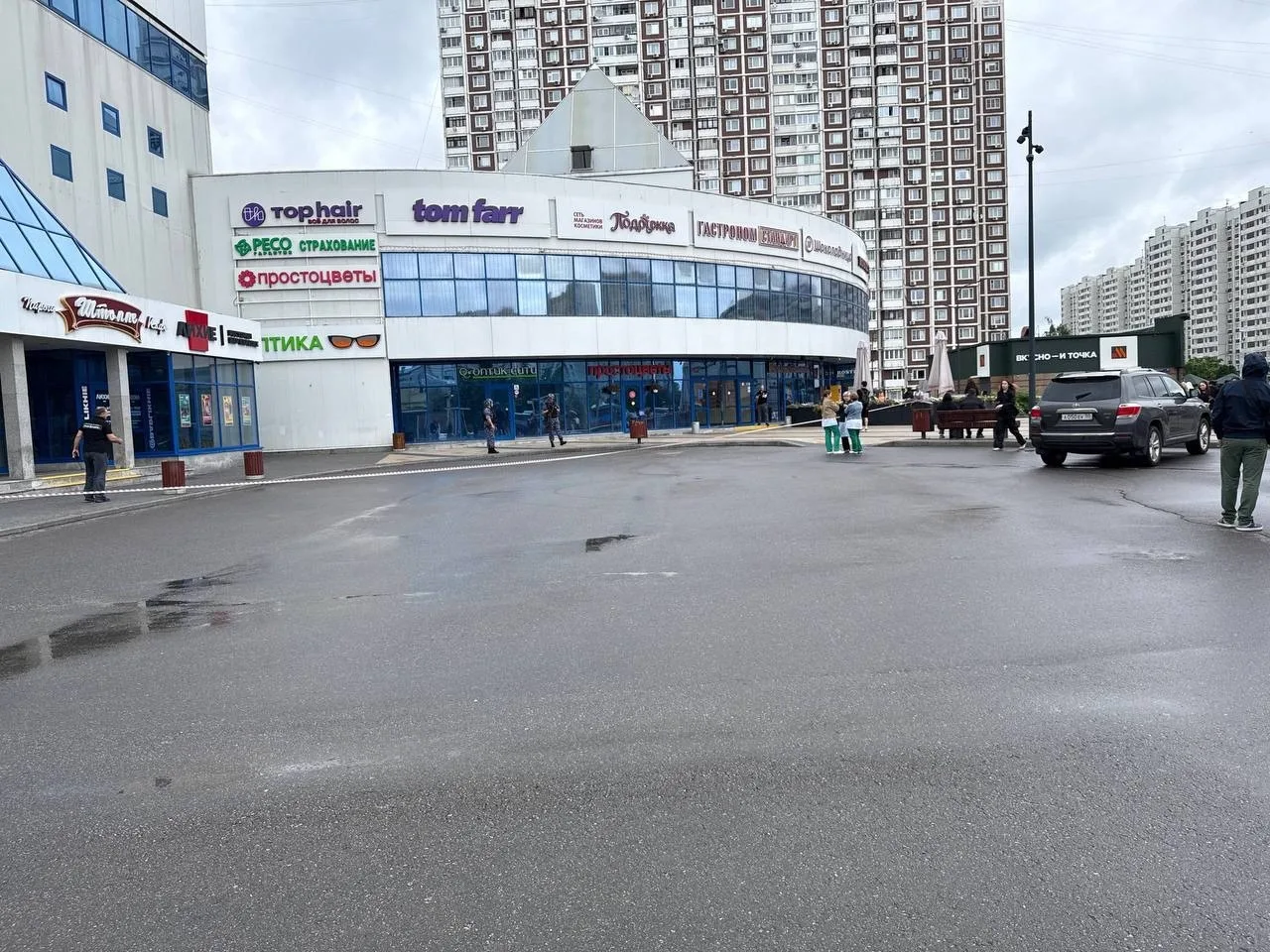 🚔 В районе торгового центра «Митино» введены ограничения, территория частично перекрыта. На месте н