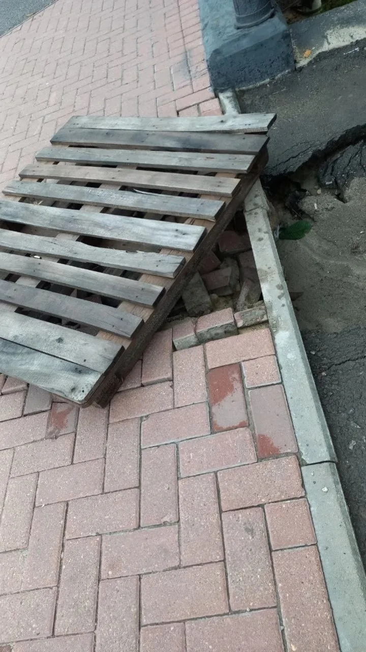 В центре города при входе на мост ул Первомайский проспект  видимо из-за  ливней минувших образовалс