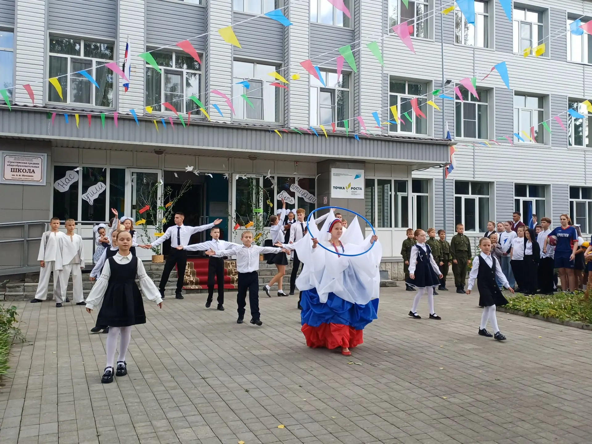 🎉 1 сентября в Сростках: вековой юбилей любимой школы и центр внимания всего региона! 🎉