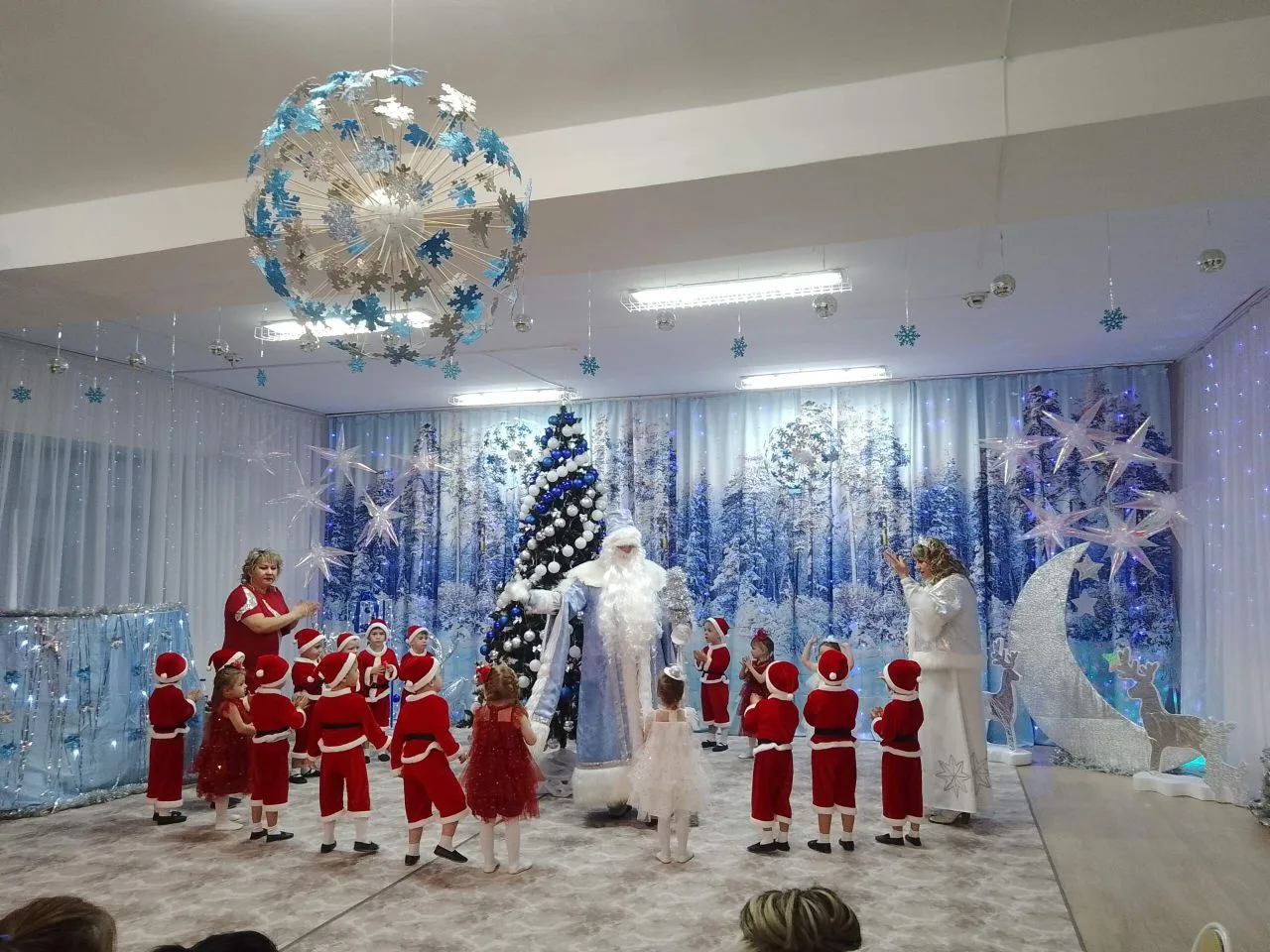 В детском саду прошли новогодние утренники во второй младшей группе N5 и в средней груп...