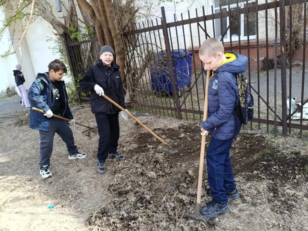 Субботник – 2026 в деле! 🧹🌍  Сегодня #МОУСШ81 дала старт Всероссийской неделе субботников «Мы за чис
