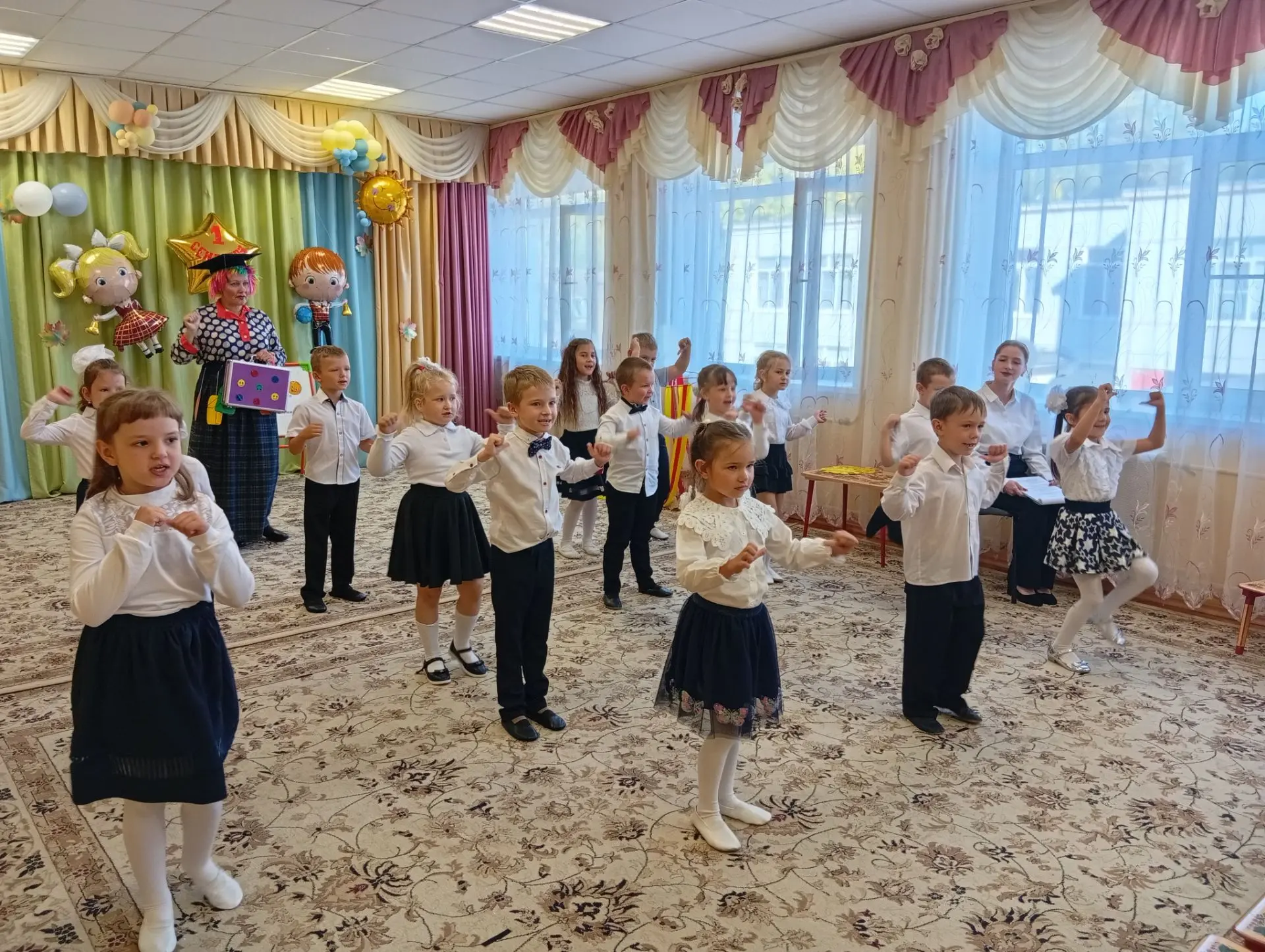 1 сентября дошкольники с песнями, танцами и весёлыми викторинами встретили День Знаний!...